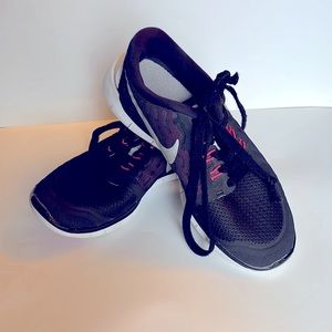 3/$20 😀 Nike Girls Running shoes size 4Y